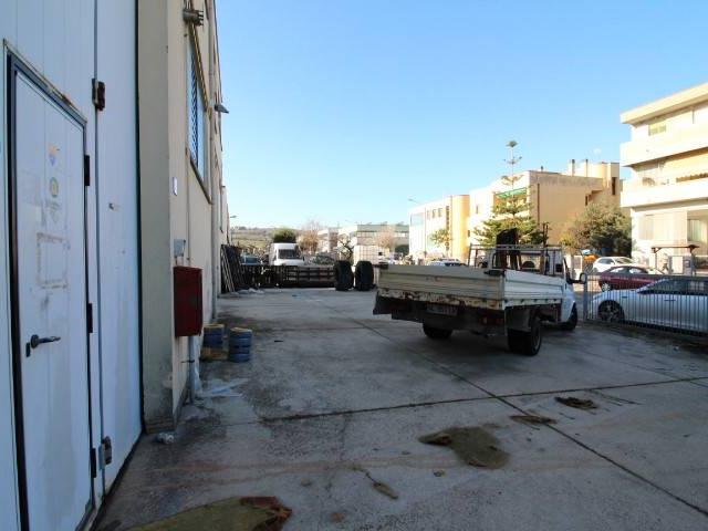 Locale Commerciale in vendita a Cesanella, Marche