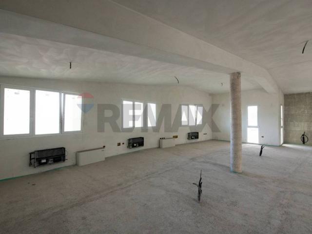 Locale Commerciale in vendita a Ciarnin, Marche