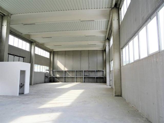 Locale Commerciale in vendita a Cesanella, Marche