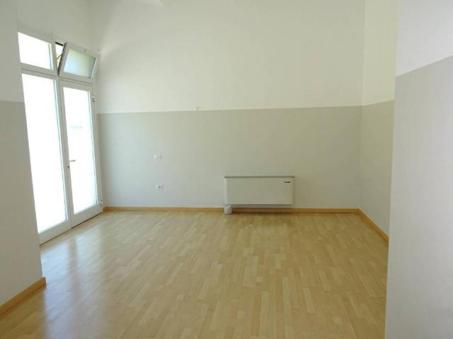 Locale Commerciale in vendita a Ciarnin, Marche
