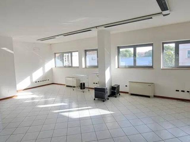 Locale Commerciale in vendita a Vivere Verde, Marche