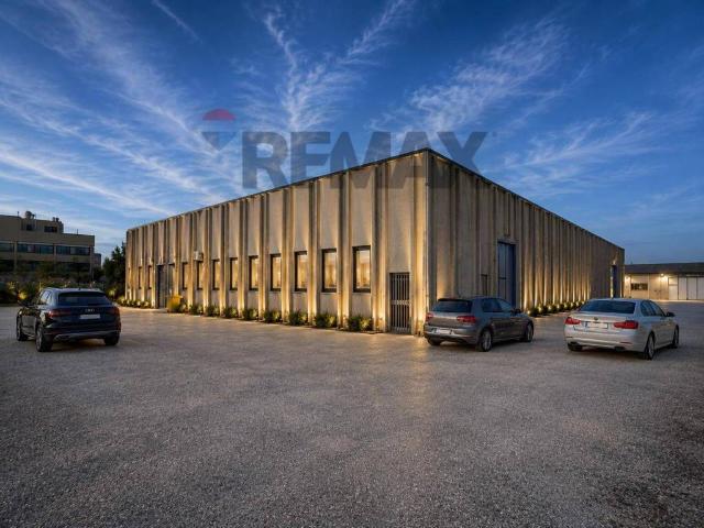 Locale Commerciale in vendita a Cesanella, Marche
