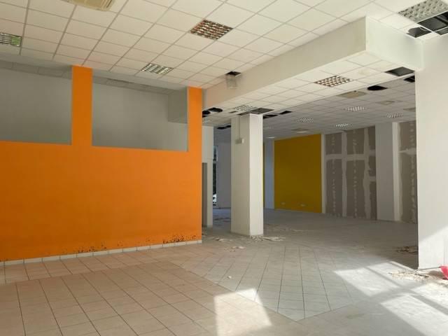 Locale Commerciale in vendita a Sant'Angelo, Marche