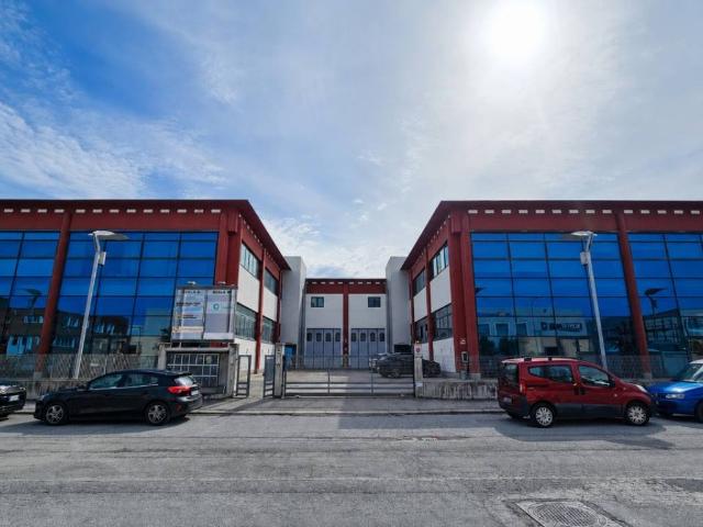 Locale Commerciale in vendita a Cesano, Marche