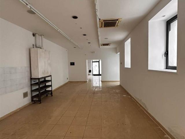 Locale Commerciale in vendita a Rione Porto, Marche