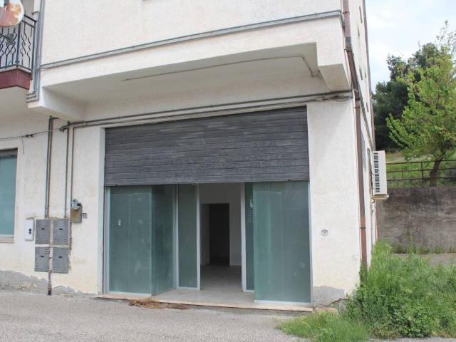 Locale Commerciale in vendita a Senise, Basilicata