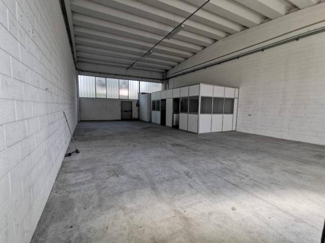 Locale Commerciale in vendita a Senna Comasco, Lombardia