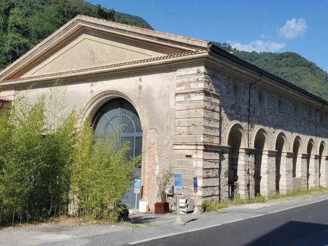 Locale Commerciale in vendita a Seravezza, Toscana