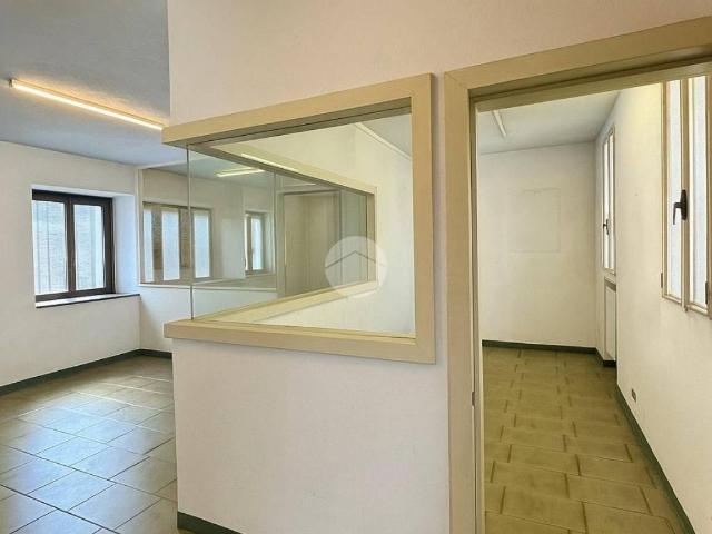 Locale Commerciale in vendita a Paderno, Seriate