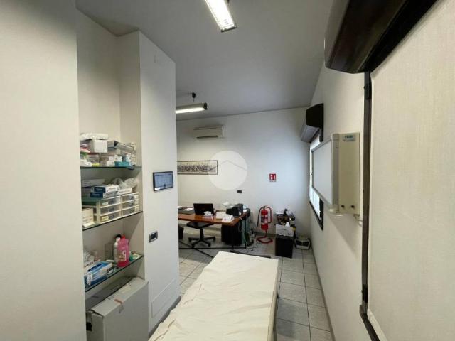 Locale Commerciale in vendita a Paderno, Seriate