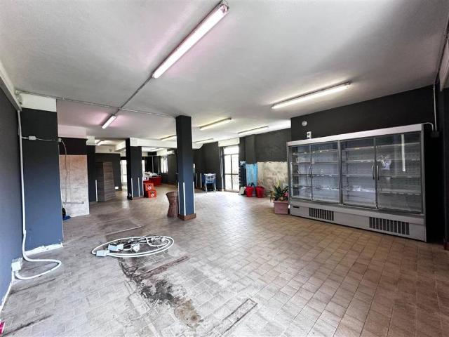 Locale Commerciale in vendita a Comunità Montana della Valle Brembana, Serina