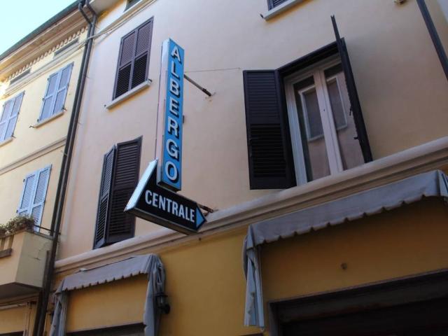 Locale Commerciale in vendita a Sermide e Felonica, Sermide