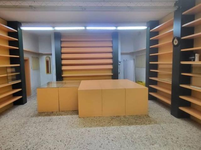 Locale Commerciale in vendita a Marche, Ancona