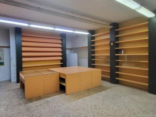 Locale Commerciale in vendita a Marche, Ancona