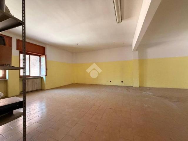 Locale Commerciale in vendita a Piemonte, Alessandria