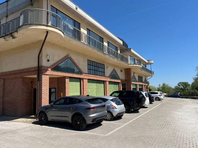 Locale Commerciale in vendita a Marche, Fermo