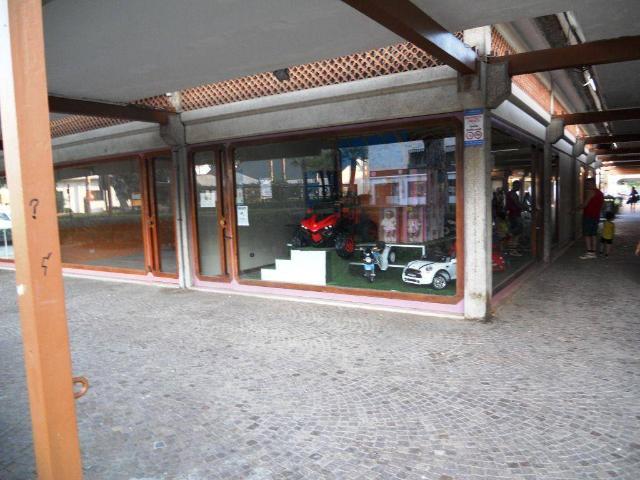 Locale Commerciale in vendita a Sessa Aurunca, Campania
