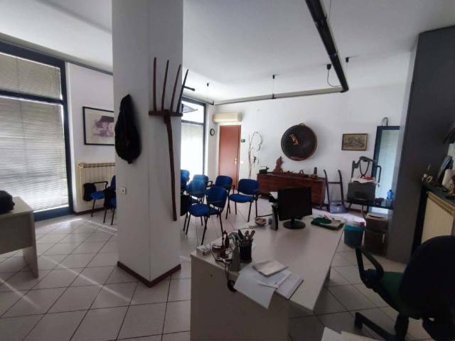Locale Commerciale in vendita a Stallazzo, Sesto Calende