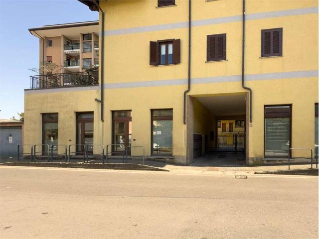 Locale Commerciale in vendita a Abbazia, Sesto Calende