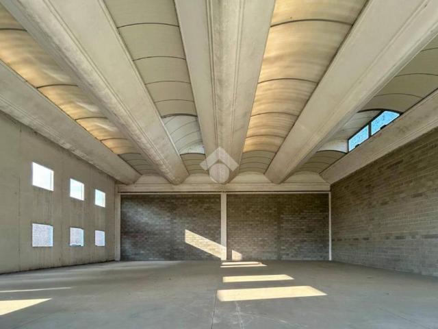 Locale Commerciale in vendita a Sesto Ed Uniti, Lombardia