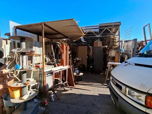 Locale Commerciale in vendita a Padule, Sesto Fiorentino