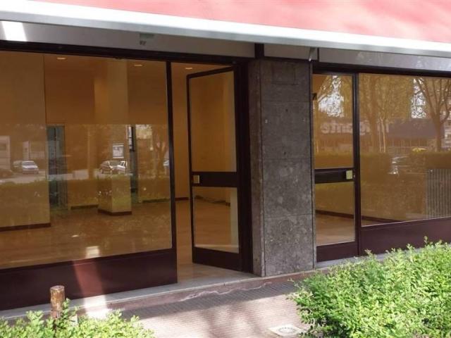Locale Commerciale in affitto a Zona Omogenea Milano Nord, Sesto San Giovanni