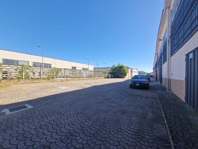 Locale Commerciale in vendita a Seguro, Settimo Milanese