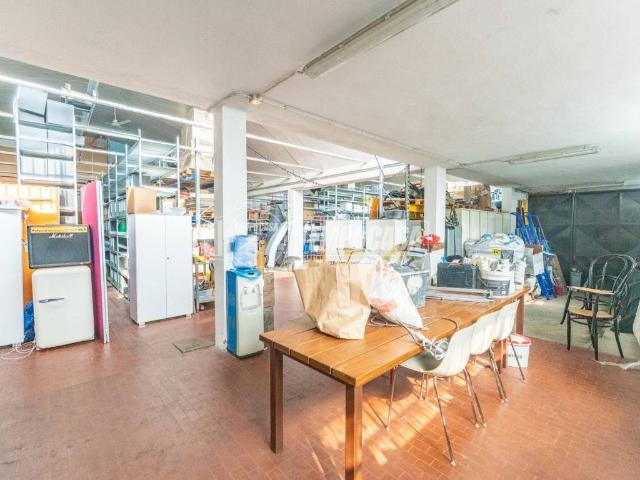 Locale Commerciale in vendita a Seguro, Settimo Milanese