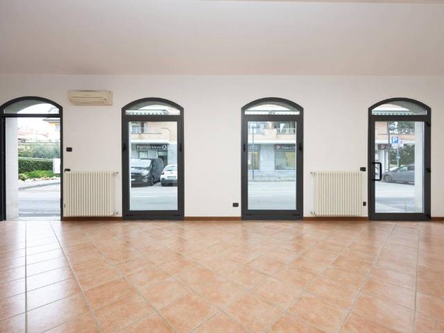 Locale Commerciale in vendita a Altopiano di Seveso, Seveso
