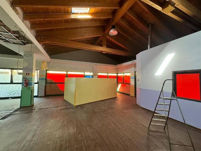 Locale Commerciale in vendita a Altopiano di Seveso, Seveso