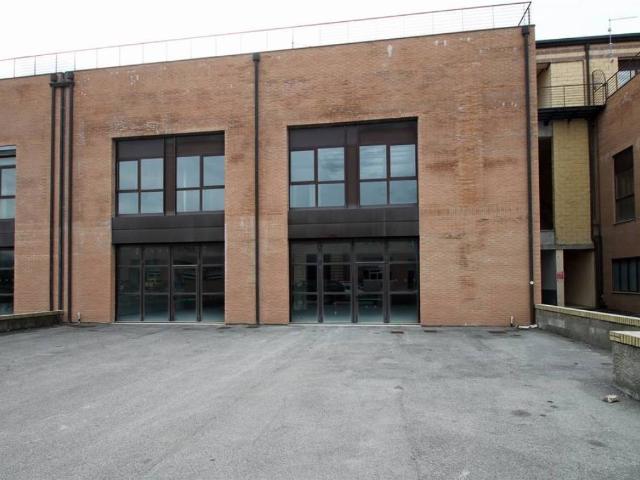 Locale Commerciale in vendita a Coroncina, Siena