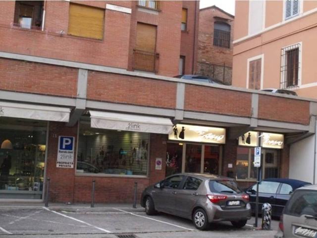 Locale Commerciale in vendita a Ravacciano, Siena