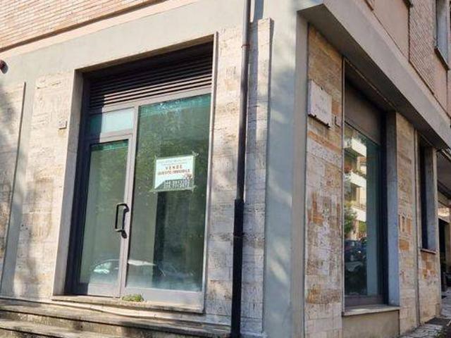 Locale Commerciale in vendita a Ravacciano, Siena