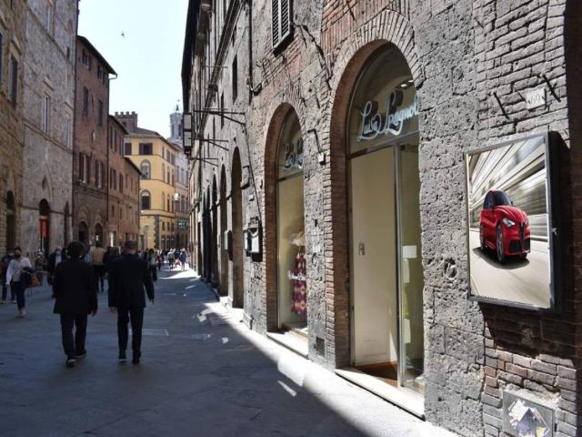 Locale Commerciale in vendita a Contrada del Bruco, Siena