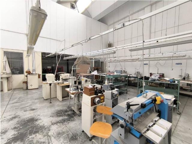Locale Commerciale in vendita a Signa, Firenze