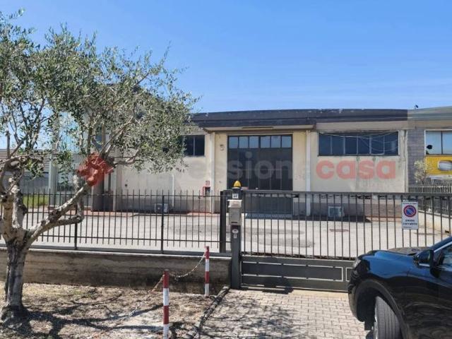 Locale Commerciale in vendita a Signa, Toscana