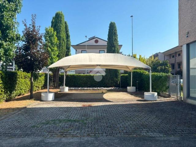 Locale Commerciale in vendita a Signa, Toscana
