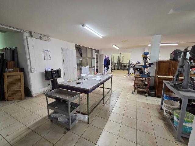 Locale Commerciale in vendita a Signa, Toscana