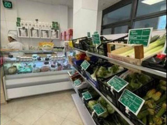 Locale Commerciale in vendita a Signa, Toscana