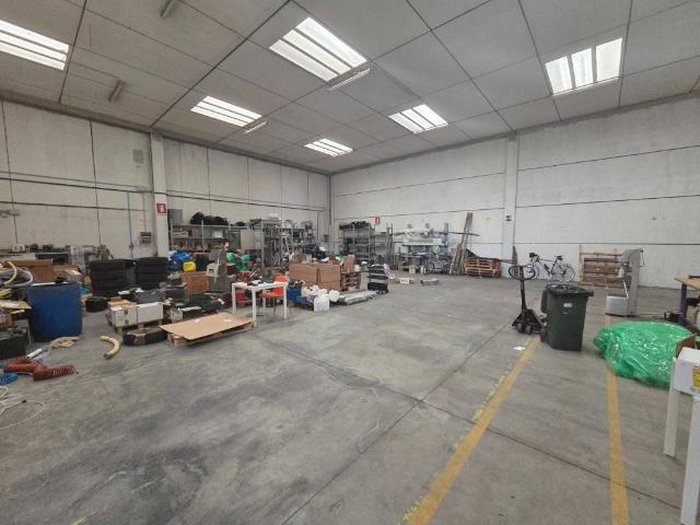 Locale Commerciale in vendita a Signa, Toscana