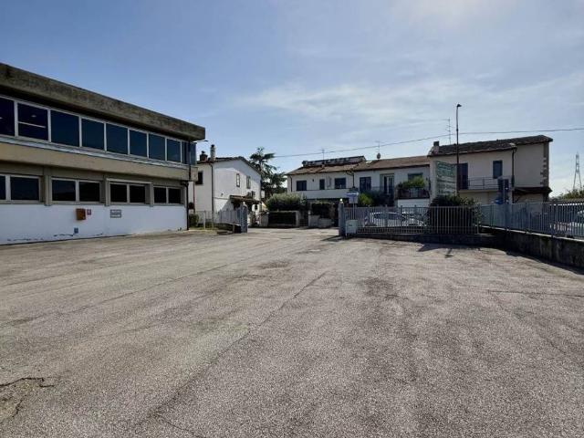 Locale Commerciale in vendita a Signa, Toscana