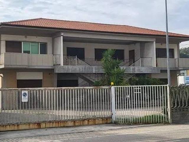 Locale Commerciale in vendita a Silvi, Abruzzo