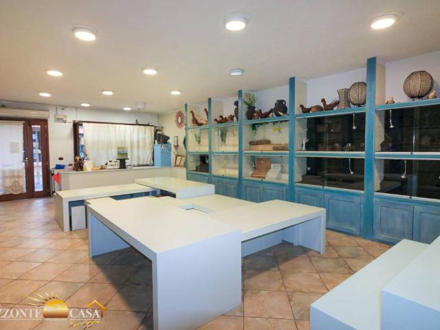 Locale Commerciale in vendita a Villaggio Milano, Capo Comino