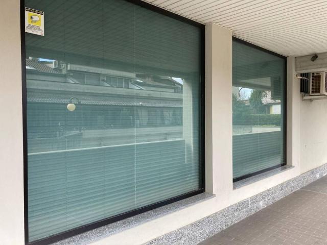 Locale Commerciale in vendita a Siziano, Lombardia