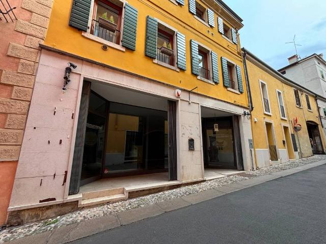 Locale Commerciale in vendita a Soave, Veneto