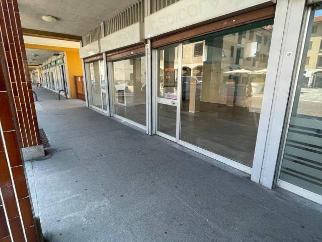 Locale Commerciale in vendita a Solaro, Lombardia