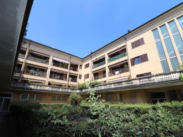 Locale Commerciale in vendita a Solaro, Lombardia