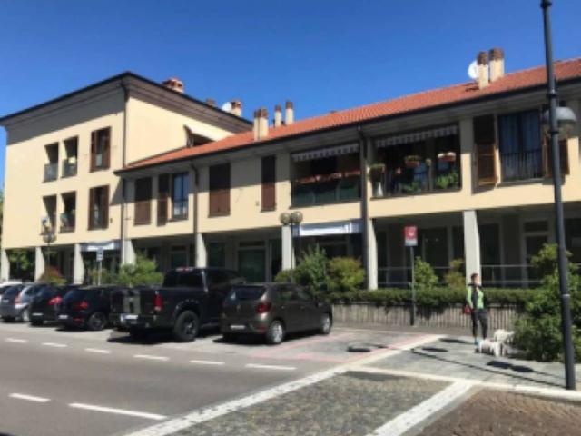 Locale Commerciale in vendita a Solaro, Lombardia