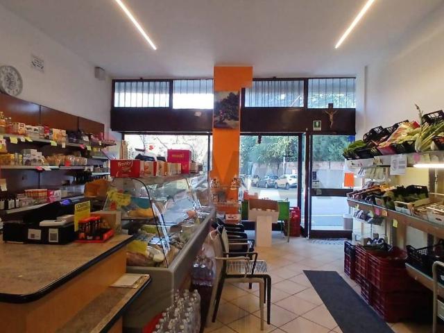 Locale Commerciale in vendita a Monte, Solbiate Arno