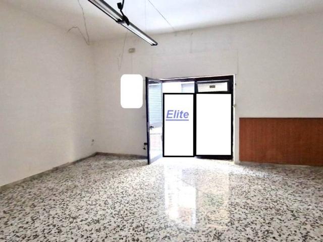 Locale Commerciale in vendita a Solofra, Campania